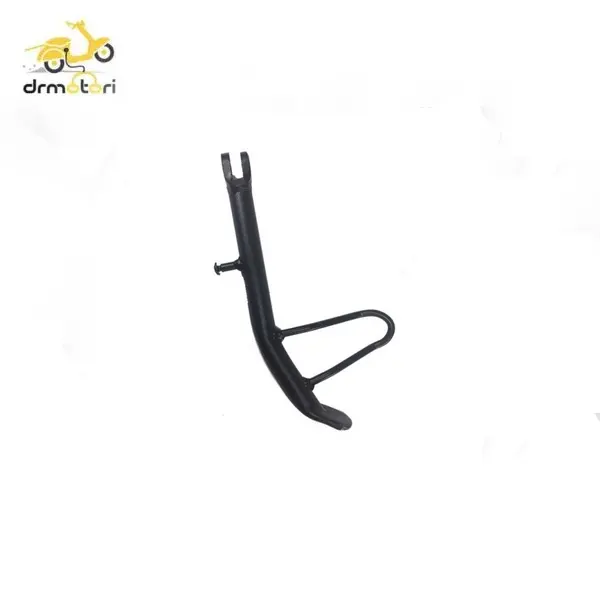 جک بغل موتورسیکلت CF 150 یک قطعه مهم است که به موتورسوار این امکان را میدهد که موتورسیکلت را به راحتی در حالت ایستاده نگهدارد. این جک معمولاً در سمت چپ یا راست موتورسیکلت قرار دارد و در زمان پارک کردن، میتواند بهعنوان تکیهگاه برای نگهداری موتورسیکلت استفاده شود.